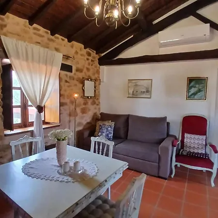 Holiday home Charming House In + Fireplace